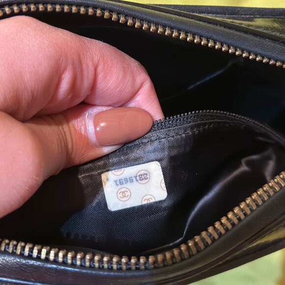 Chanel vintage camera bag, comes with card (need to find) - Picture 4 of 12